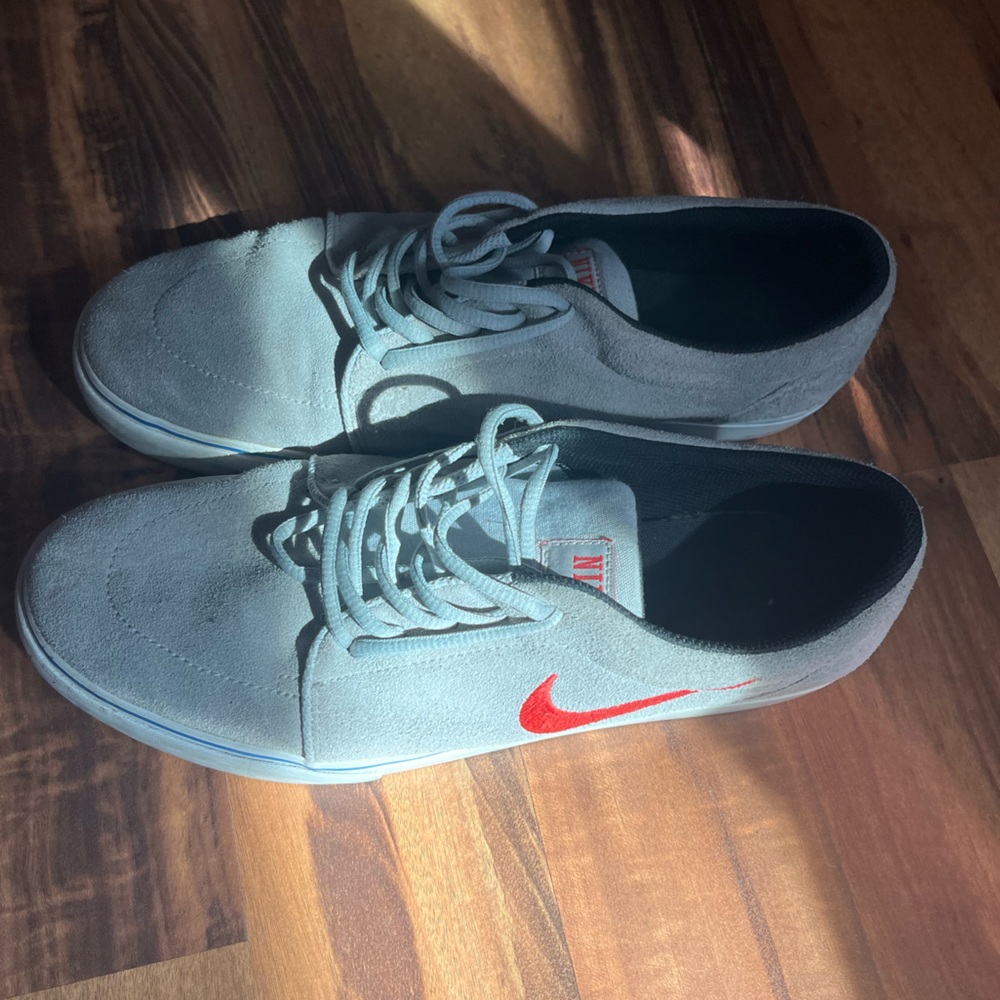 Nike Men's Sneakers in Gray with Red Swoosh